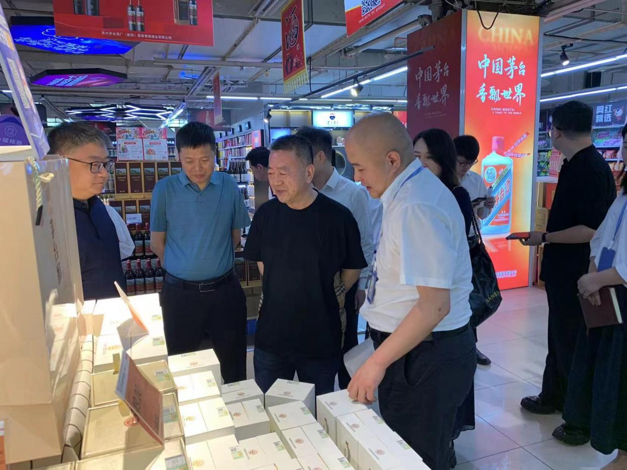貴州茅臺(tái)酒廠（集團(tuán)）有限責(zé)任公司黨委委員、副總經(jīng)理萬(wàn)波一行調(diào)研西安市人人樂(lè)超市有限公司茅臺(tái)酒市場(chǎng)